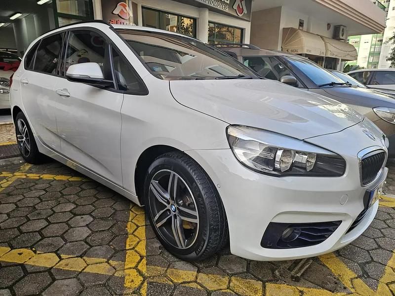 Branco Usado 2015 BMW 218 Active Tourer Sport Line Monovolume | € 19.900 - Imagem 1/4