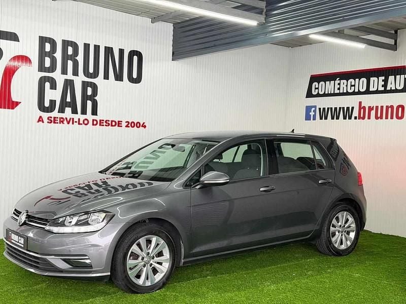 Usado VW Golf VII 110 HP (80 kW) 2018 Cinzento Citadino