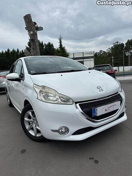 Branco Usado 2015 Peugeot 208 Style Citadino | € 7.900 (Preço justo) - Imagem 1/1