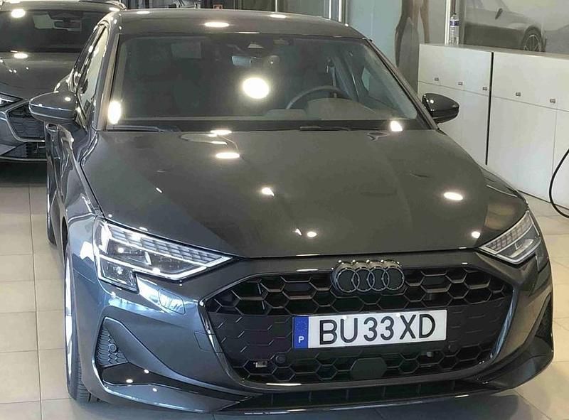 Cinzento Usado 2025 Audi A3 Sportback e-tron Sedan | € 42.990 - Imagem 1/4