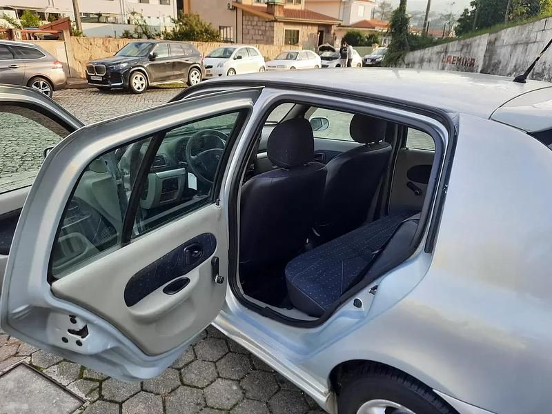 Usado Renault Clio II 65 HP (47 kW) 2003 Cinza