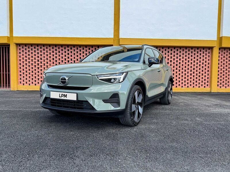 Verde Usado 2025 Volvo EX40 SUV | € 51.500 - Imagem 1/4