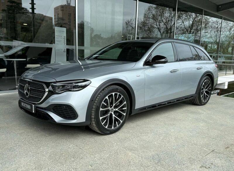 Azul Usado 2025 Mercedes E300 Avantgarde Carrinha | € 83.900 - Imagem 1/4