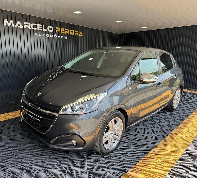 Cinza Usado 2017 Peugeot 208 Style Citadino | € 9.500 (Preço justo) - Imagem 1/4