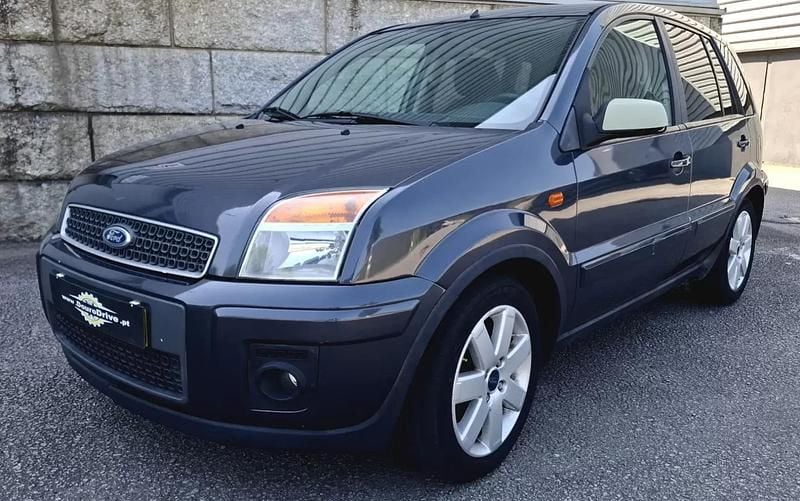 Cinza escuro Usado 2007 Ford Fusion Trend Citadino | € 5.750 - Imagem 1/4