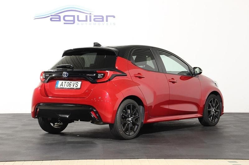 Usado Toyota Yaris Hybrid 116 HP (85 kW) 2022 Vermelho