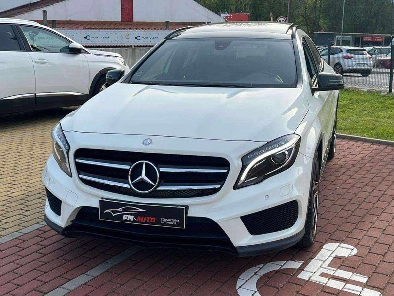 Branco Usado 2016 Mercedes GLA200 AMG SUV | € 28.999 - Imagem 1/4