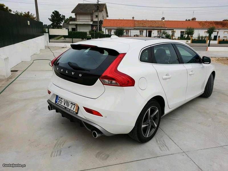 Vendido Volvo V40 D4 R-Design Bi Turbo - Carros usados para venda
