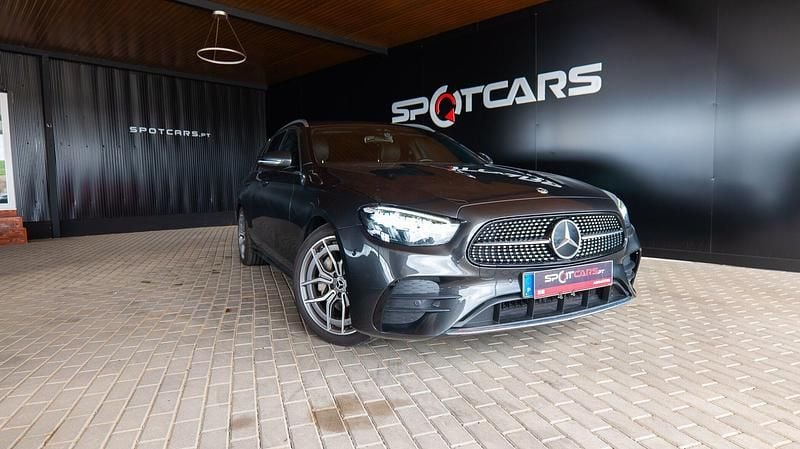 Cinza Usado 2022 Mercedes E220 AMG line Carrinha | € 43.900 (Preço justo) - Imagem 1/4