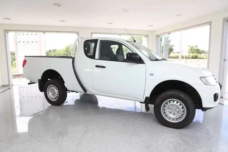 Usado Mitsubishi L200 Intense 136 HP (100 kW) 2015 Branco Pickup