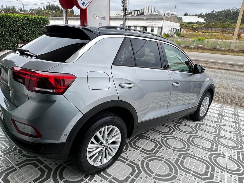 Usado VW T-Roc 110 HP (80 kW) 2023 Prateado cinzento SUV