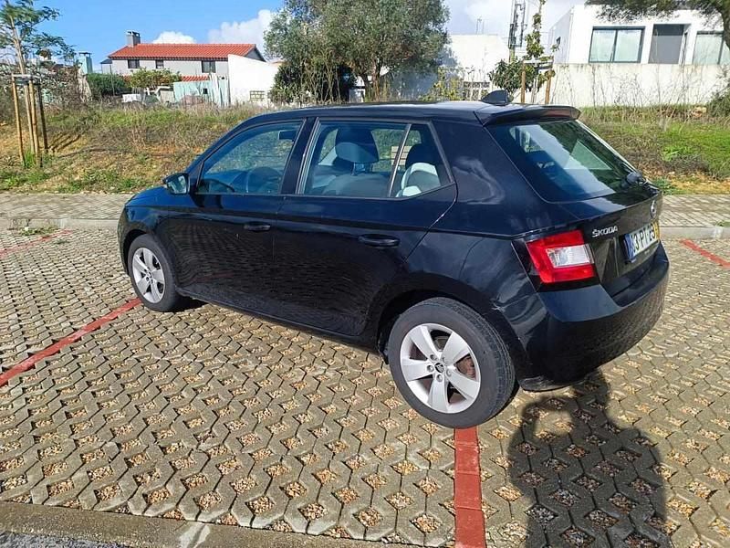 Preto Usado 2015 Skoda Fabia Citadino | € 5.800 - Imagem 1/4
