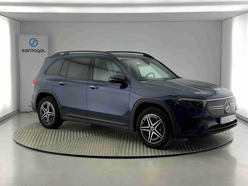 Azul Usado 2023 Mercedes EQB350 AMG line SUV | € 44.990 - Imagem 1/4