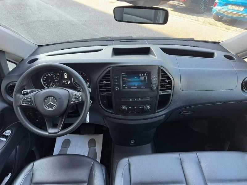 Usado Mercedes Vito 136 HP (100 kW) 2023 Preto Van