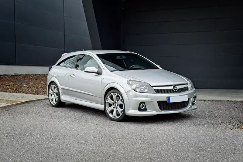 Cinza Usado 2008 Opel Astra GTC OPC Coupé | € 14.000 - Imagem 1/4
