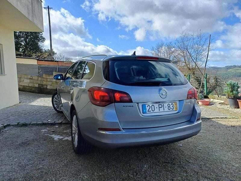 Usado Opel Astra 110 HP (80 kW) 2014 Cinzento Carrinha