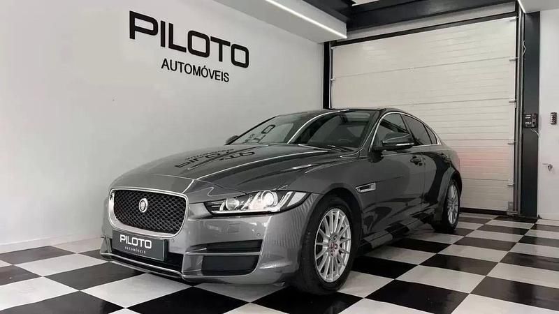 Cinzento Usado 2015 Jaguar XE Prestige Sedan | € 14.990 (Preço justo) - Imagem 1/4