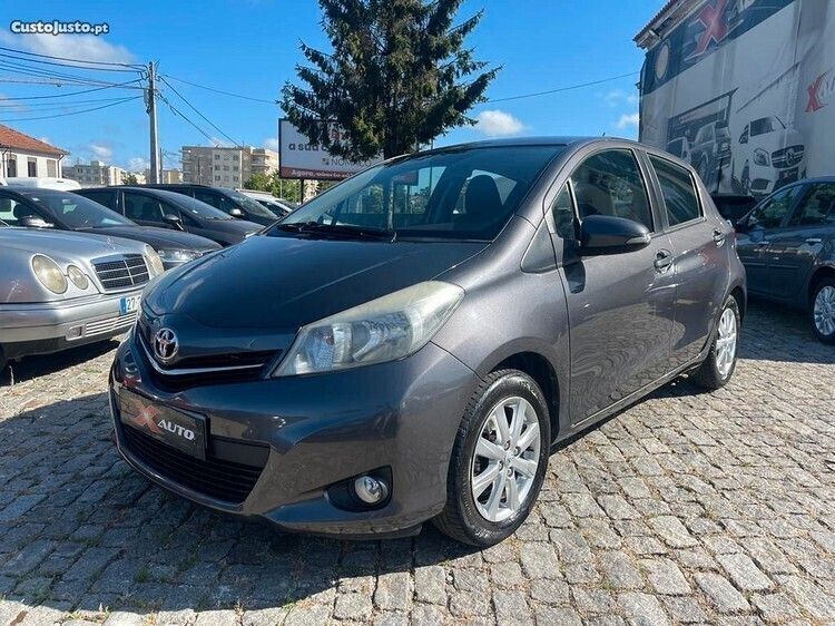Cinza Usado 2013 Toyota Yaris Comfort | € 9.500 (Bom preço) - Imagem 1/1