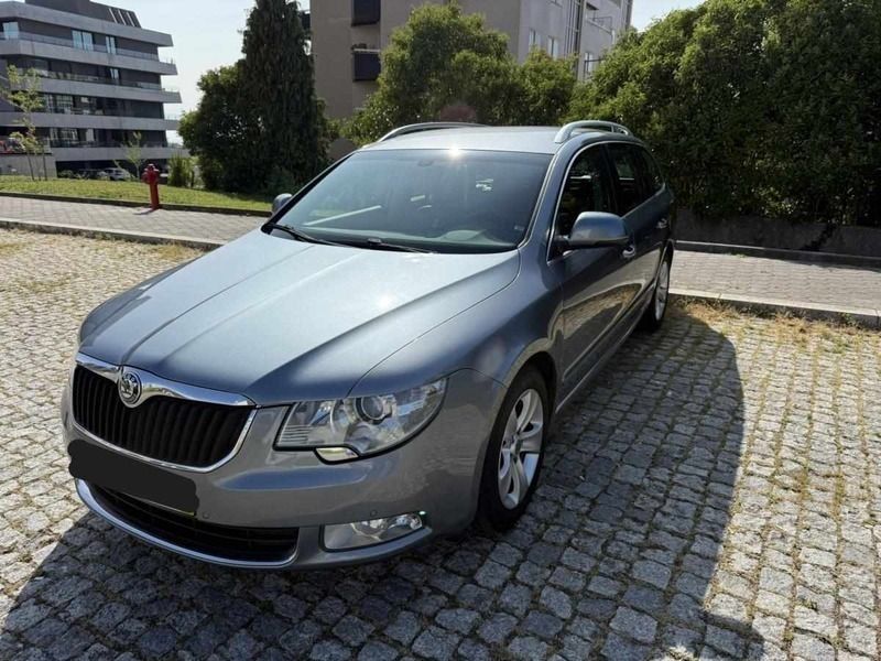Cinzento Usado 2013 Skoda Superb Carrinha | € 7.000 - Imagem 1/4