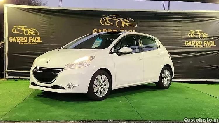 Branco Usado 2014 Peugeot 208 Active Citadino | € 7.990 (Bom preço) - Imagem 1/1