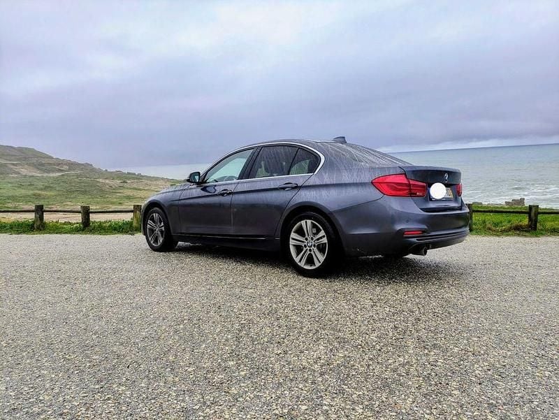 Cinzento Usado 2019 BMW 318 Sport Line Sedan | € 19.490 (Super Preço) - Imagem 1/4