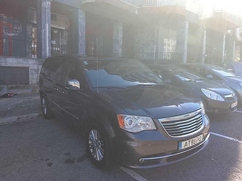 Usado 2015 Chrysler Town & Country Sedan | € 7.500 - Imagem 1/4