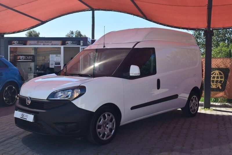 Branco Usado 2022 Fiat Doblò Monovolume | € 18.850 (Caro) - Imagem 1/4