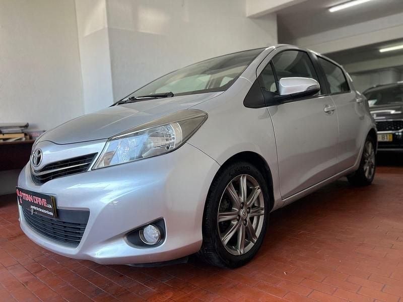 Cinza Usado 2013 Toyota Yaris Comfort | € 9.990 (Preço justo) - Imagem 1/4