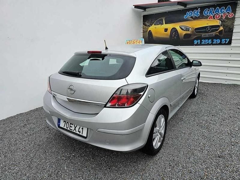 Usado Opel Astra GTC 90 HP (66 kW) 2007 Cinzento