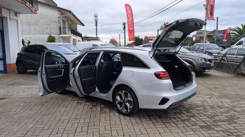 Usado Kia Ceed 136 HP (100 kW) 2021 Cinzento Citadino