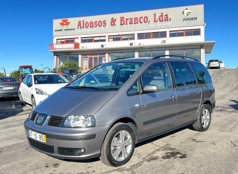 Cinza Usado 2010 Seat Alhambra Reference Monovolume | € 16.800 - Imagem 1/4
