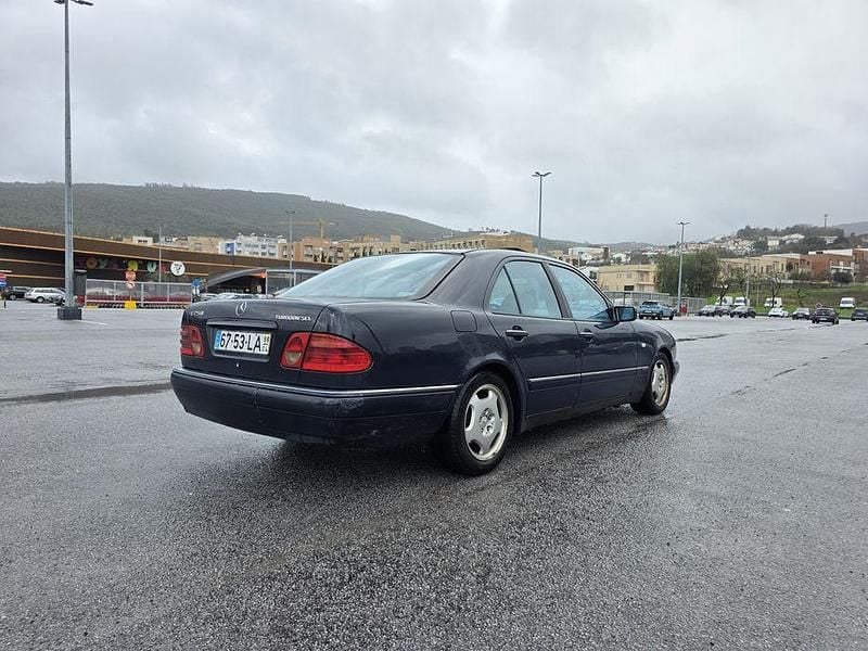 Usado Mercedes E250 150 HP (110 kW) 1998 Sedan