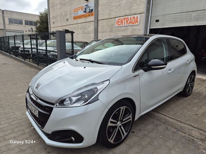 Branco Usado 2017 Peugeot 208 GT-line Citadino | € 11.900 (Preço justo) - Imagem 1/4