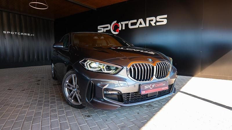 Cinza Usado 2021 BMW 116 Citadino | € 24.900 (Preço justo) - Imagem 1/4