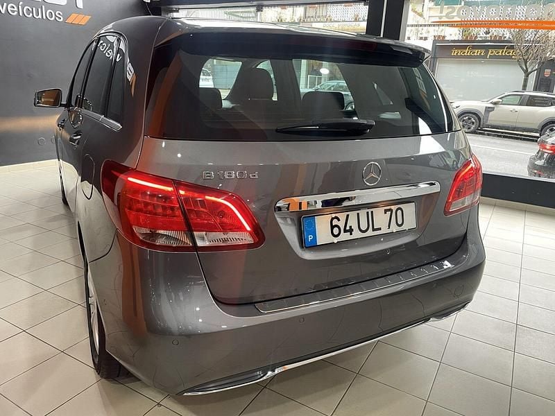 Usado Mercedes B180 Style 109 HP (80 kW) 2018 Cinza Monovolume