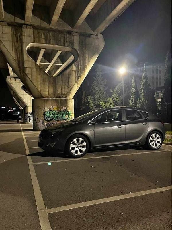Cinzento Usado 2012 Opel Astra Citadino | € 7.250 (Preço justo) - Imagem 1/4