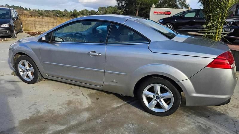 Usado Ford Focus 101 HP (74 kW) 2009 Cinzento Sedan