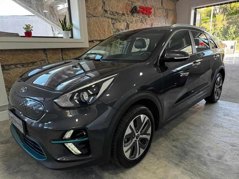 Cinzento Usado 2025 Kia EV3 SUV | € 20.900 - Imagem 1/4