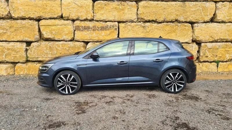 Usado Renault Mégane IV Intens 115 HP (84 kW) 2022 Cinzento Citadino