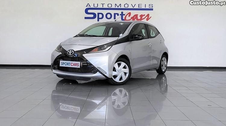 Cinza Usado 2016 Toyota Aygo X-play Citadino | € 10.750 (Preço justo) - Imagem 1/1