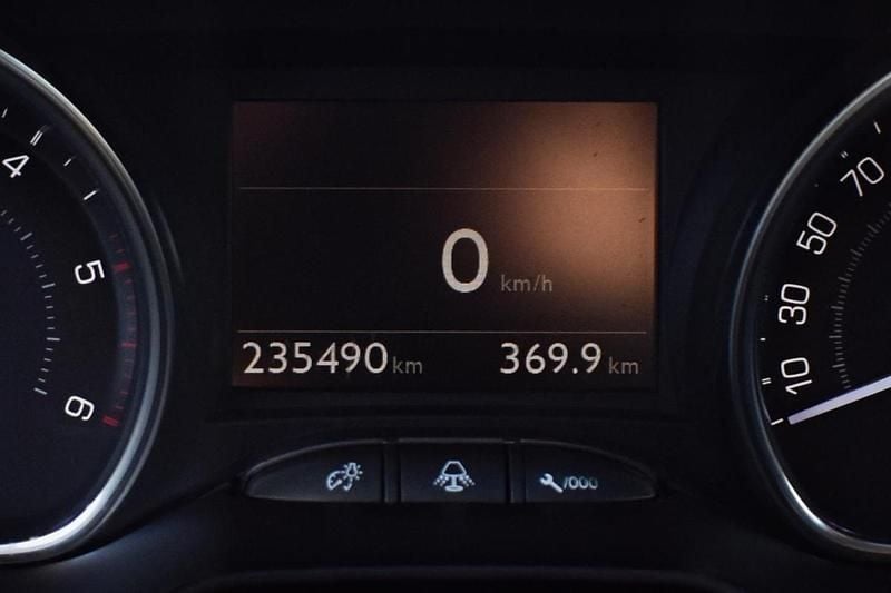 Usado Peugeot 2008 120 HP (88 kW) 2015 Preto SUV