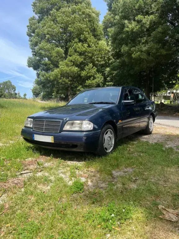 Azul Usado 1995 Mercedes C220 Elegance Sedan | € 3.750 - Imagem 1/4