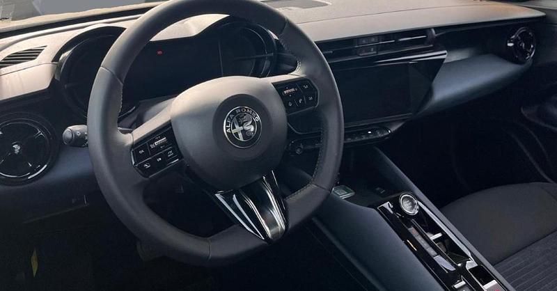 Usado Alfa Romeo Junior 114 kW (156 HP) 2025 Branco SUV