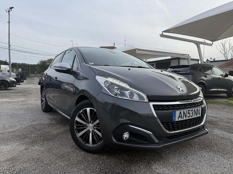 Cinzento Usado 2017 Peugeot 208 Allure Citadino | € 11.990 (Preço justo) - Imagem 1/4