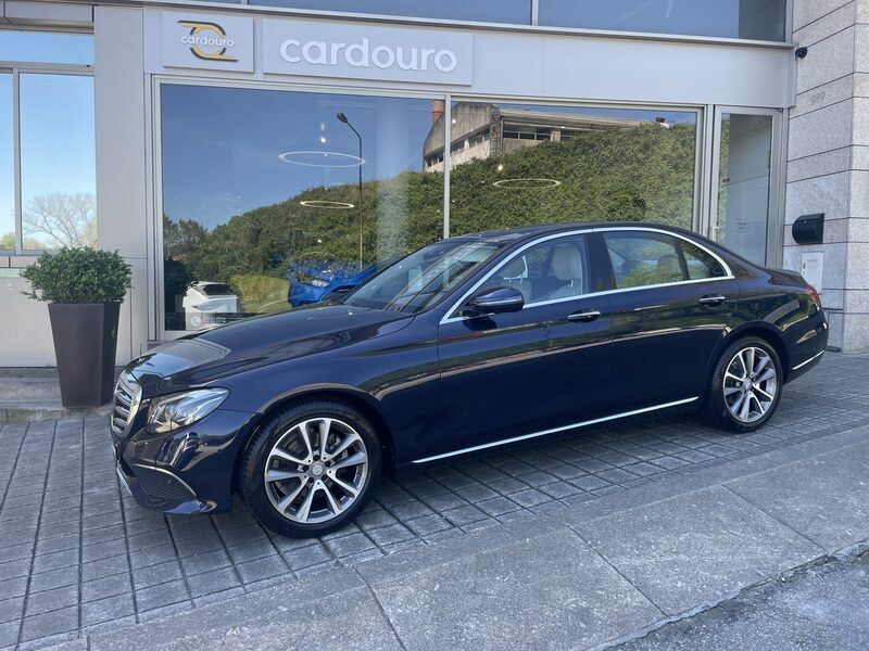 Azul canvasite bege Usado 2016 Mercedes E220 Sedan | € 34.900 - Imagem 1/4