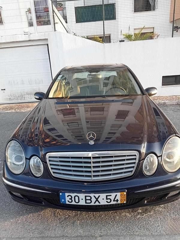 Azul Usado 2006 Mercedes E270 Sedan | € 13.980 (Caro) - Imagem 1/4