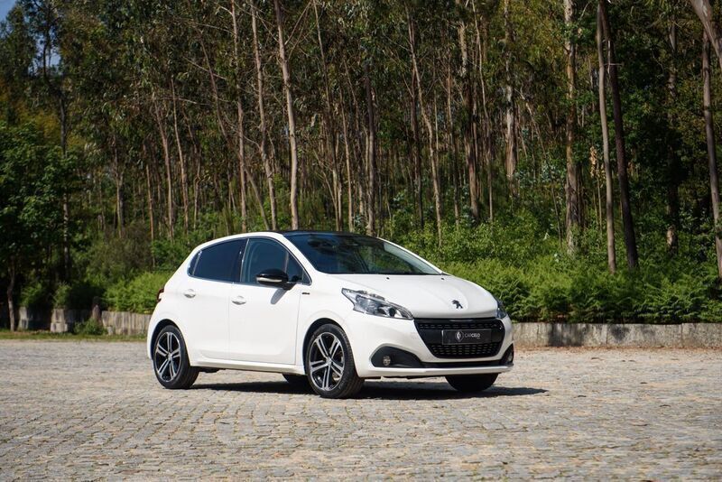 Branco Usado 2018 Peugeot 208 GT-line Citadino | € 11.750 (Preço justo) - Imagem 1/4
