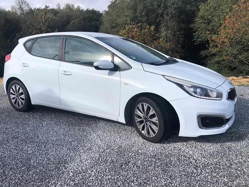 Usado Kia Ceed 90 HP (66 kW) 2016 Branco Citadino