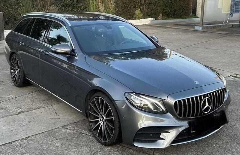 Cinzento Usado 2018 Mercedes E220 | € 29.990 (Preço justo) - Imagem 1/4