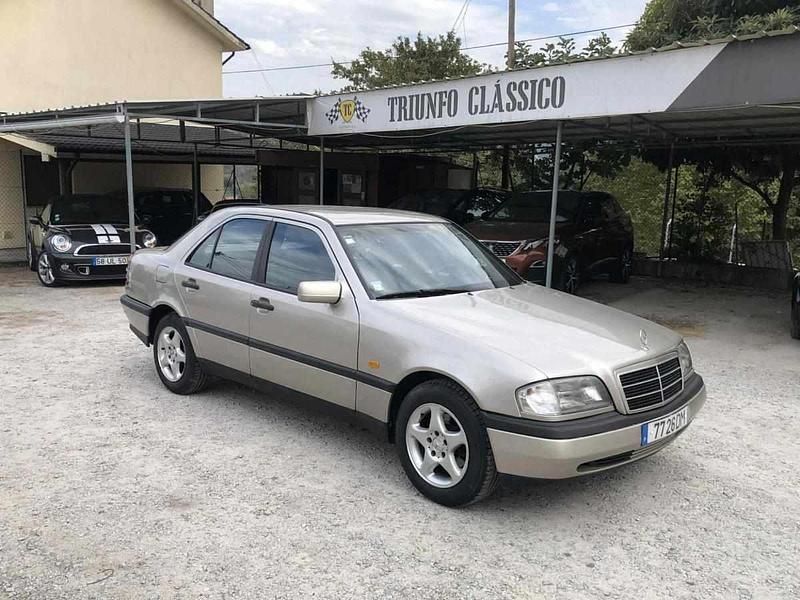 Cinzento Usado 1994 Mercedes C220 Sedan | € 3.750 - Imagem 1/4